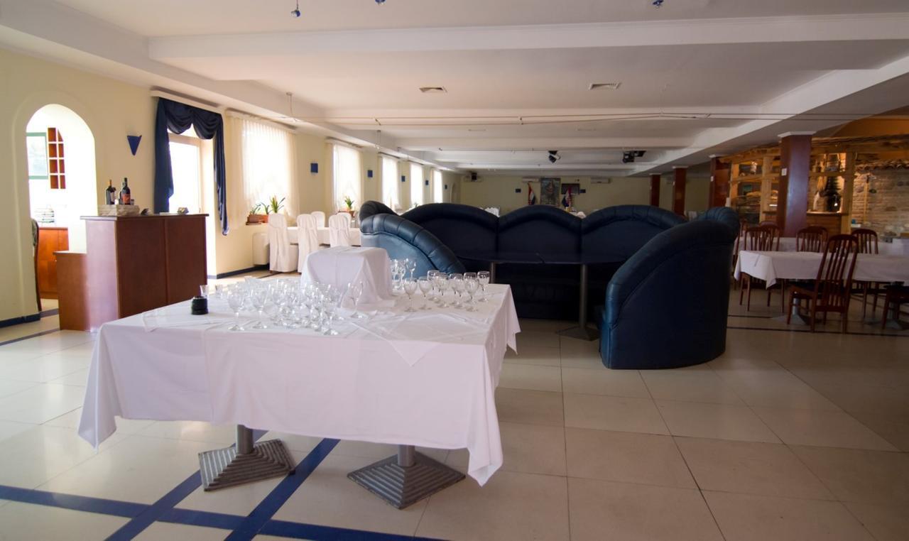 Hotel Ana Gospić Екстериор снимка