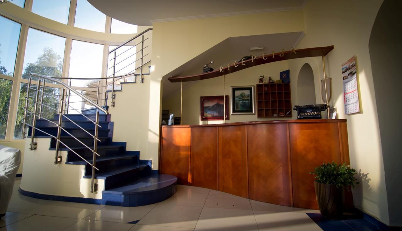 Hotel Ana Gospić Екстериор снимка