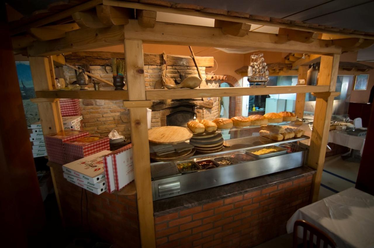 Hotel Ana Gospić Екстериор снимка