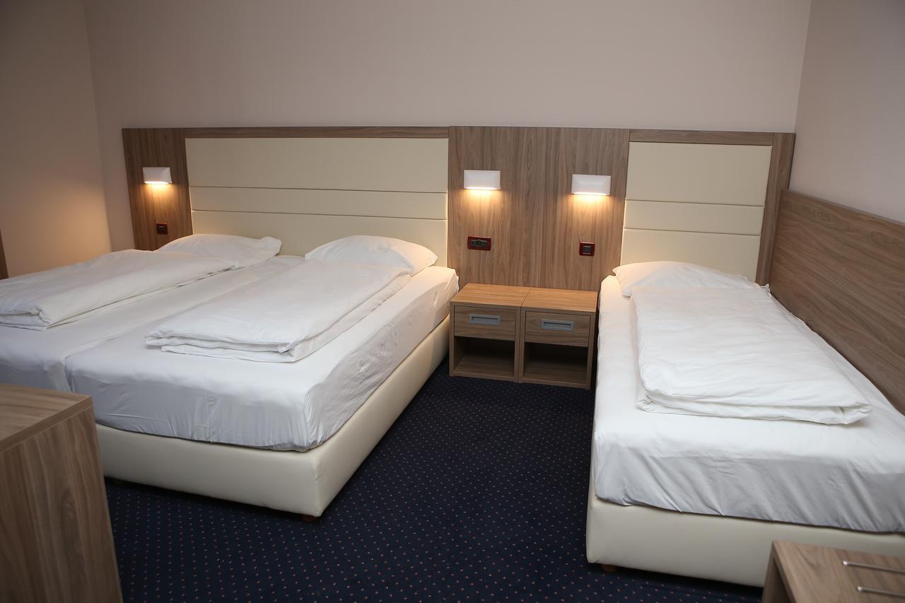 Hotel Ana Gospić Екстериор снимка