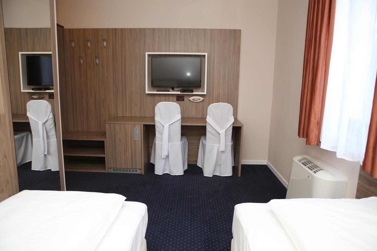 Hotel Ana Gospić Екстериор снимка