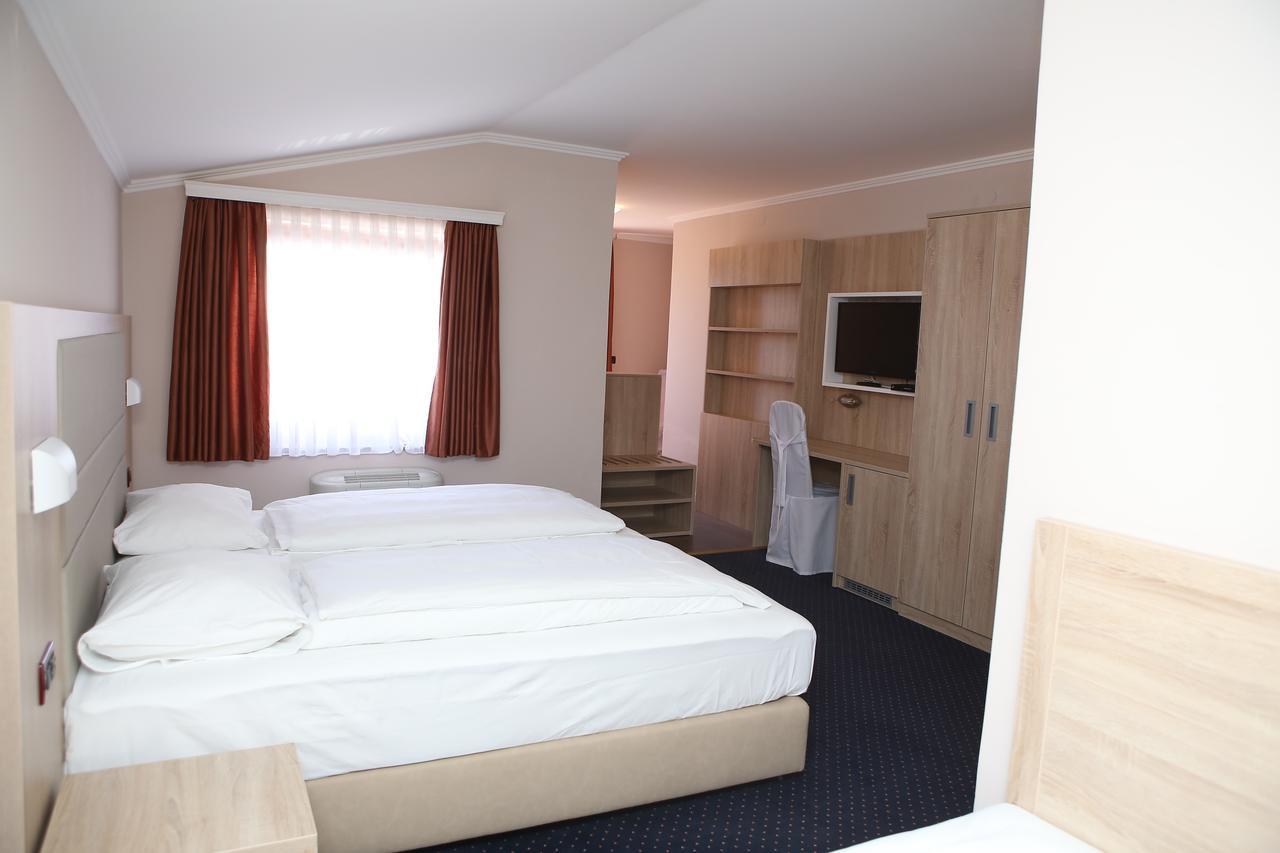 Hotel Ana Gospić Екстериор снимка