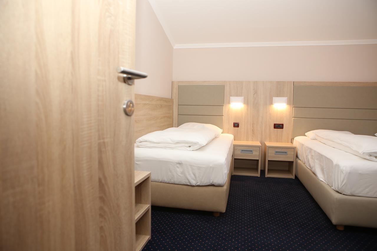 Hotel Ana Gospić Екстериор снимка