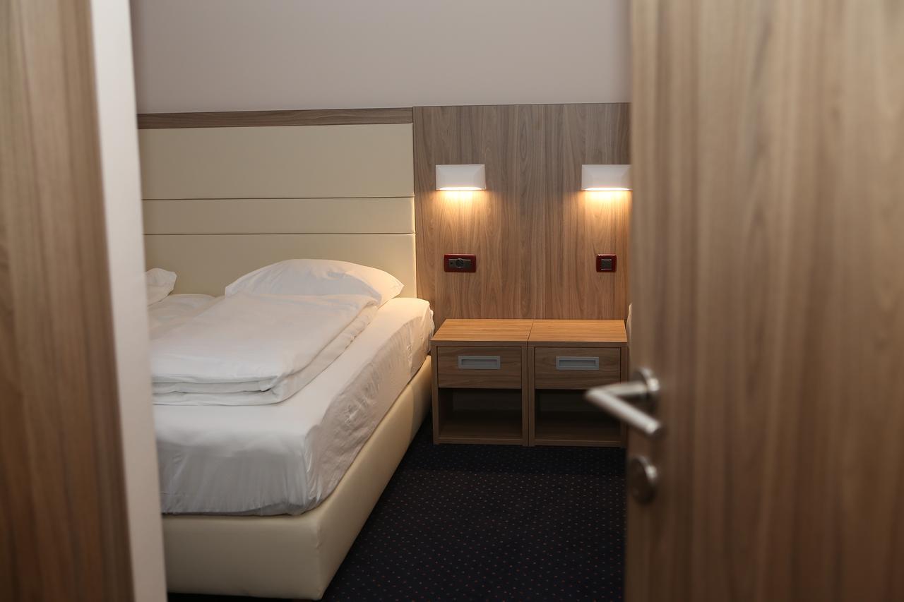 Hotel Ana Gospić Екстериор снимка