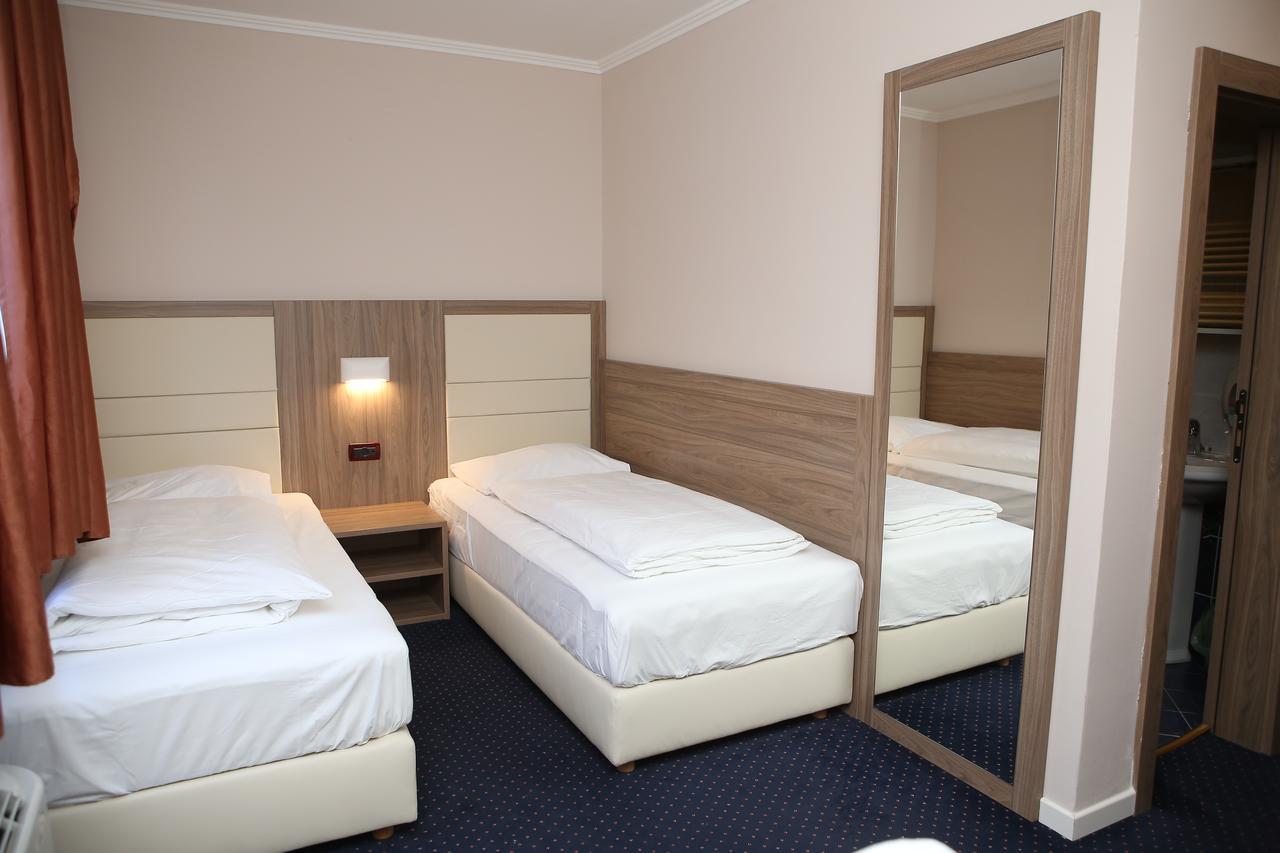 Hotel Ana Gospić Екстериор снимка