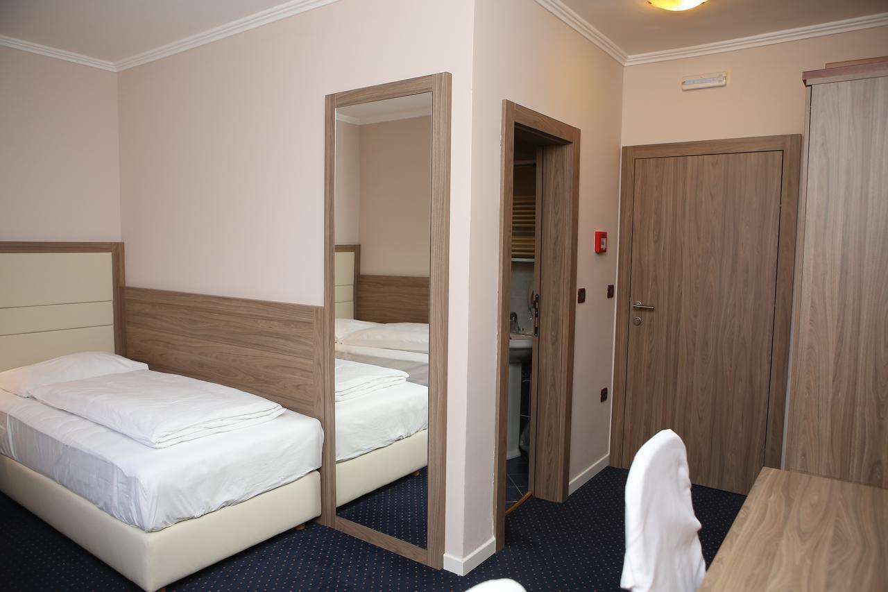 Hotel Ana Gospić Екстериор снимка