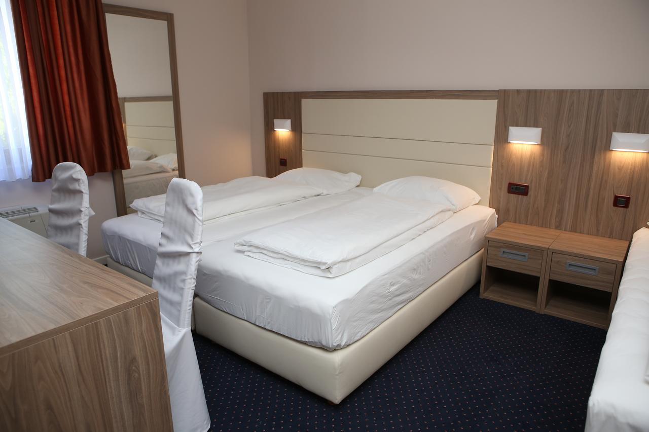 Hotel Ana Gospić Екстериор снимка