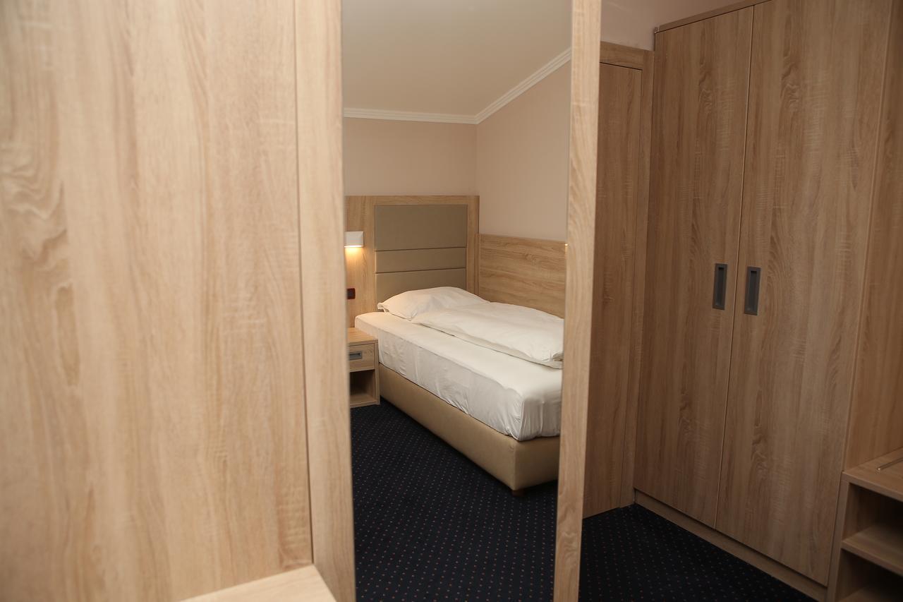 Hotel Ana Gospić Екстериор снимка