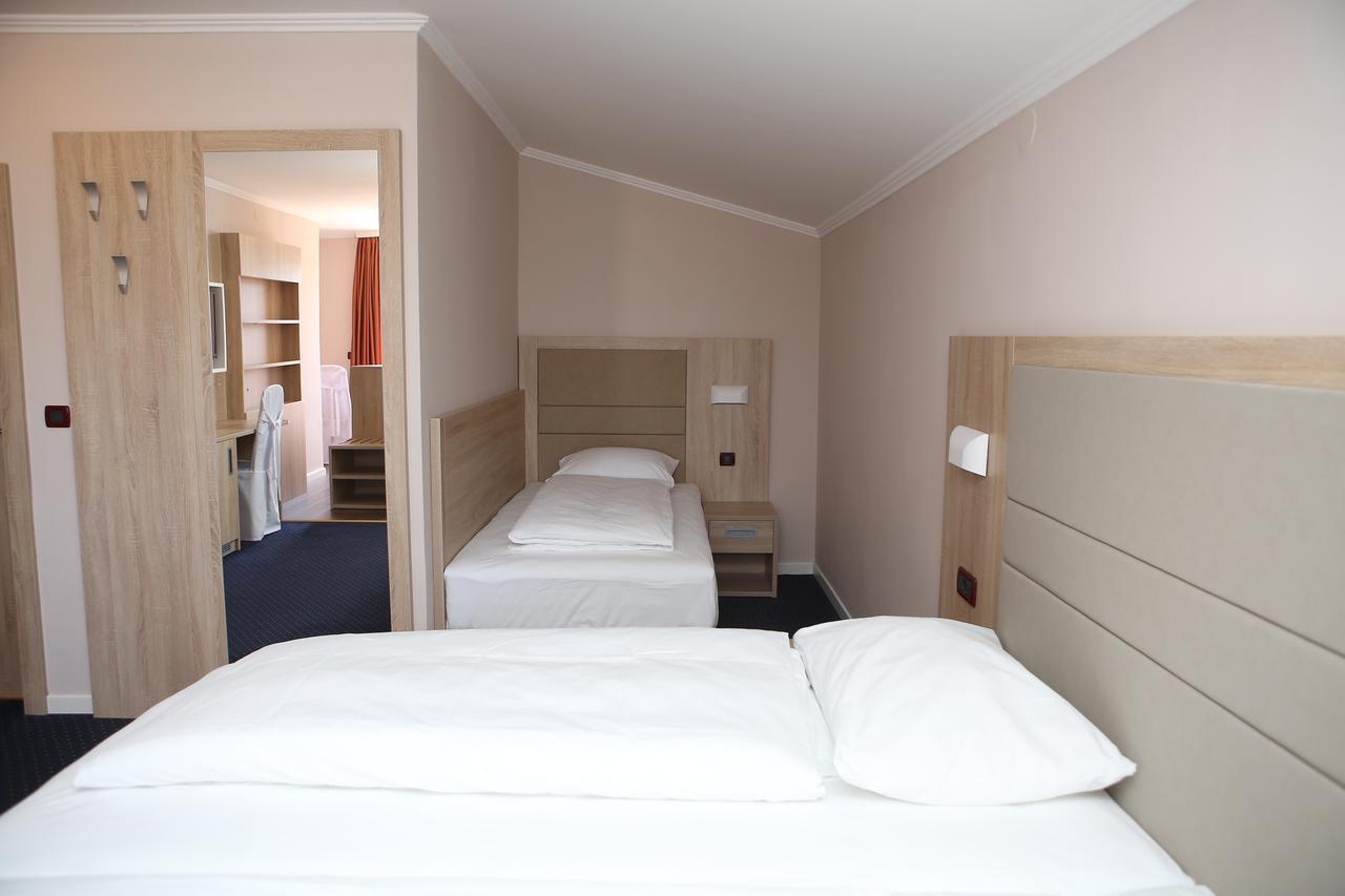 Hotel Ana Gospić Екстериор снимка